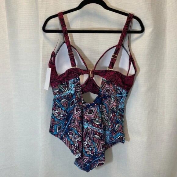 Cut Out Underwire One Piece Swimsuit - Picture 6 of 6